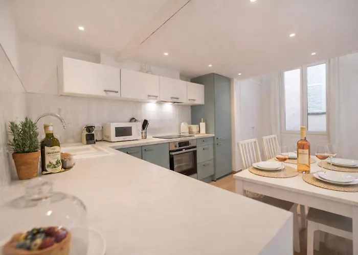 Les Palmiers, Center, Walk To Beach, Ac, Wifi