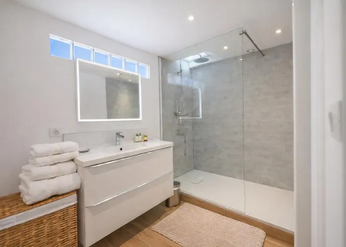 Les Palmiers, Center, Walk To Beach, Ac, Wifi דירה *